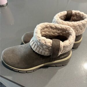 NEVER worn - Skechers fleece lined boots